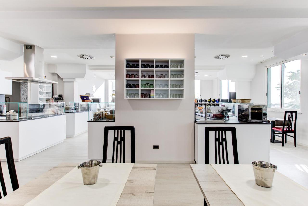 Hotel Vela D'Oro Rimini Eksteriør bilde