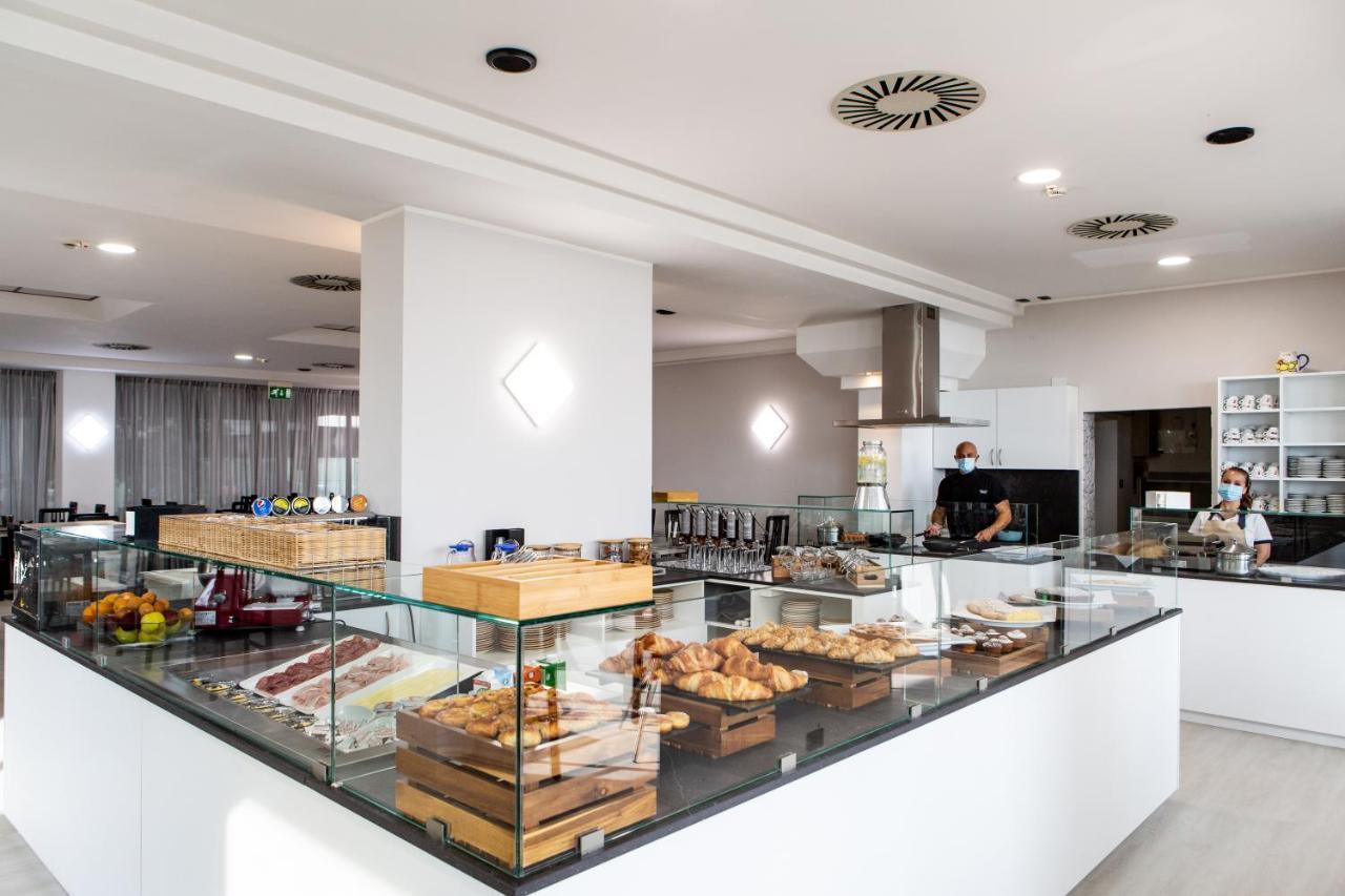 Hotel Vela D'Oro Rimini Eksteriør bilde
